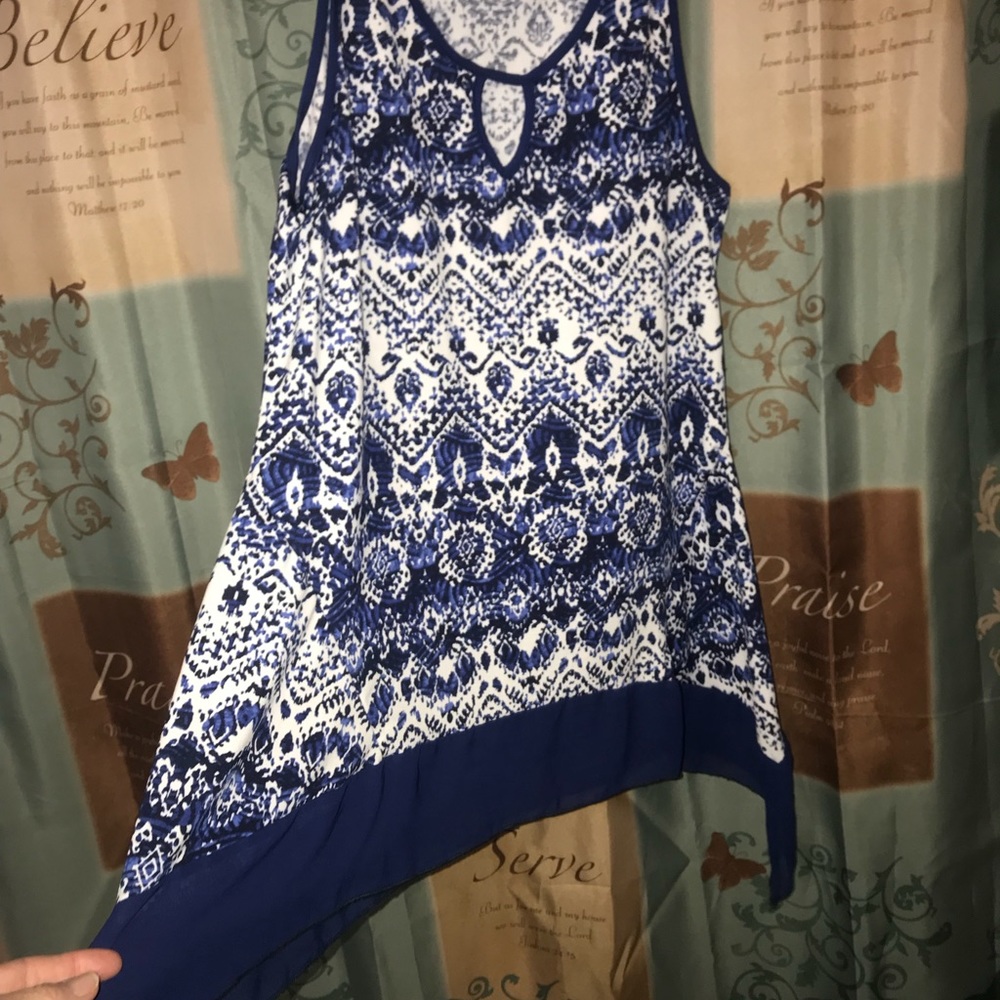 Beautiful top - Picture 2 of 3